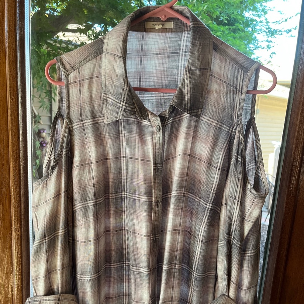 Maurices sz 1 new without tags. (Never worn) cold shoulder lightweight flannel.